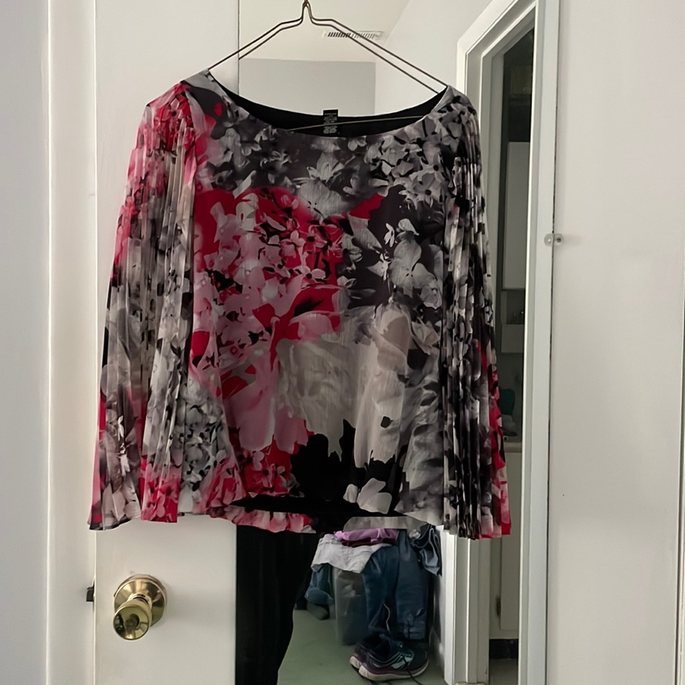 Beautiful Alfani winged Blouse size 6 medium